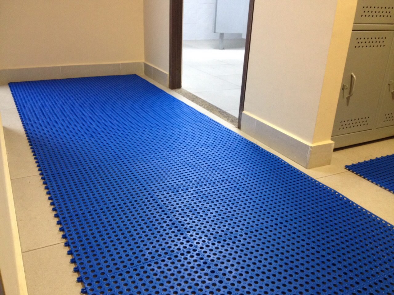 Pisos o tapetes para zonas humedas